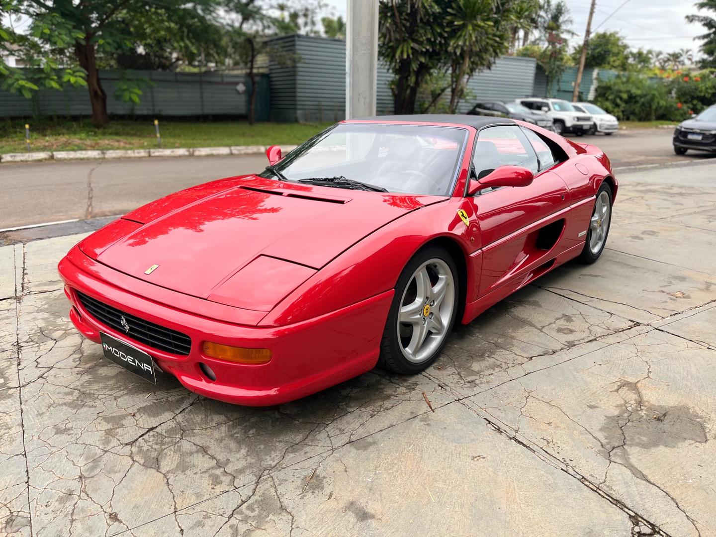 Ferrari 355 Targa GTS vermelha em destaque no acervo Modena